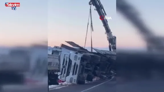 Diyarbakır’da tır devrildi yol ulaşıma kapandı