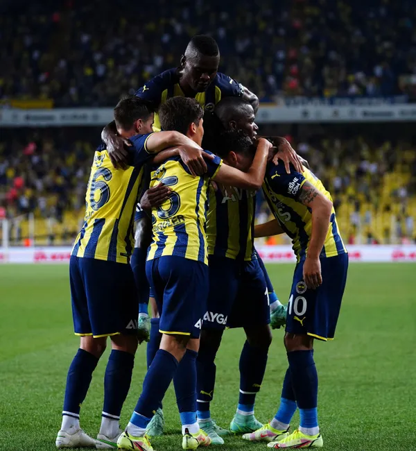fenerbahce-antalyasporu-2-0la-gecti-son-dakikalar-nefes-kesti-1629666774610.jpg