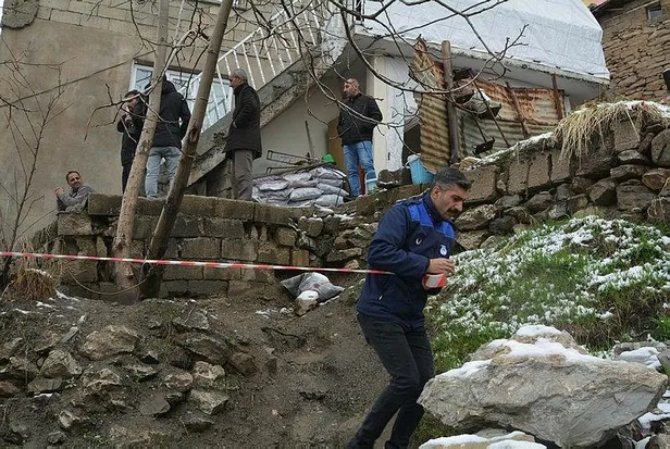 Hakkari'de toprak kayması sonucu 3 ev tahliye edildi-4