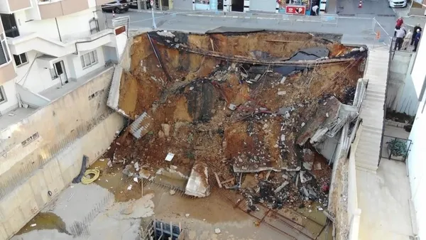 uskudarda-istinat-duvari-coktu-talihsiz-kaza-sonucu-3-bina-tahliye-edildi-1657005290143.jpg Üsküdar'da istinat duvarı çöktü! Talihsiz kaza sonucu 3 bina tahliye edildi-7