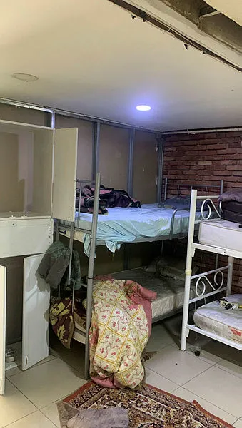 1651210208338.jpg İstanbul Tuzla'da kaçak göçmenlerin "şok evi"ne baskın-2