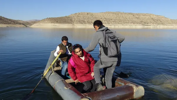 bu-ogrencilerin-servisi-kayik-3-kardes-her-sabah-25-dakika-yolculuk-yapiyor-1638864024932.jpg Bu öğrencilerin servisi kayık! 3 kardeş her sabah 25 dakika yolculuk yapıyor-3