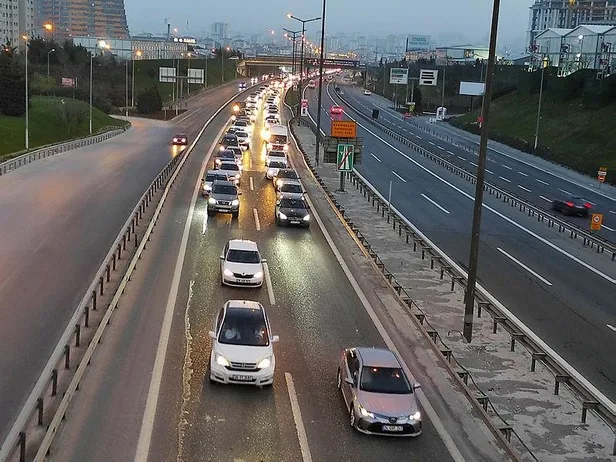 SON DAKİKA: Tam kapanma öncesi İstanbul'da trafik yoğunluğu geceden başladı!-5