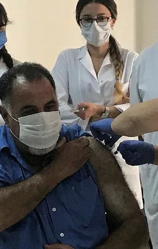 Cerrahpaşa'da tarihi gün! İlk gönüllü aşılama yapıldı