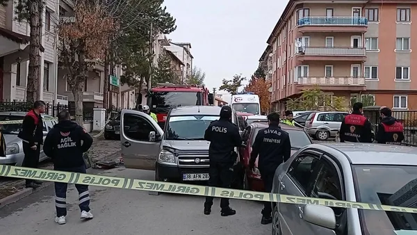 sivasta-supheli-olum-iki-arac-arasinda-kaldi-feci-sekilde-can-verdi-1668058102582.jpeg Sivas'ta acı olay! El frenini çekmeyi unuttu iki araç arasında kaldı! Feci şekilde can verdi-3