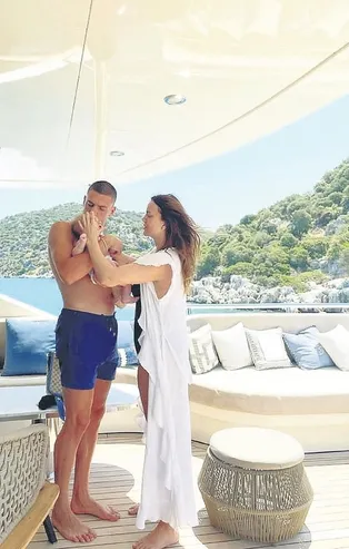 Merih Demiral ve eşi Heidi Lushtaku tatil için Türkiye'ye geldi! Haftalık kirası 485 bin Euro'luk olan...