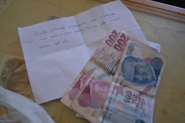 mahalle-bakkalina-cocukluk-doneminde-yaptiklarina-karsilik-500-tl-birakip-helallik-istedi-1620307792082.jpg Mahalle bakkalına çocukluk döneminde yaptıklarına karşılık 500 TL bırakıp helallik istedi-3