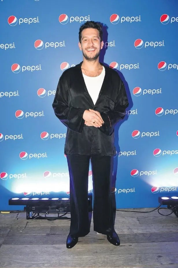 10-yildir-evli-olan-guven-kirac-baska-bir-kadinla-capkinlik-yaparken-yakalandi-saklambac-haberleri-1663875101940.jpeg 10 yıldır evli olan Güven Kıraç başka bir kadınla çapkınlık yaparken yakalandı! | Saklambaç haberleri-4