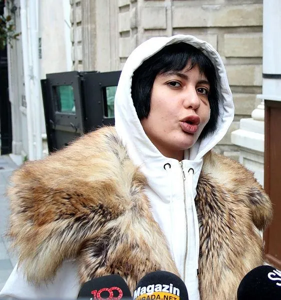 Saldırı sonrası ilk kez görüntülendi! Bahar Candan'ın yüzüne 10 dikiş atıldı - 4