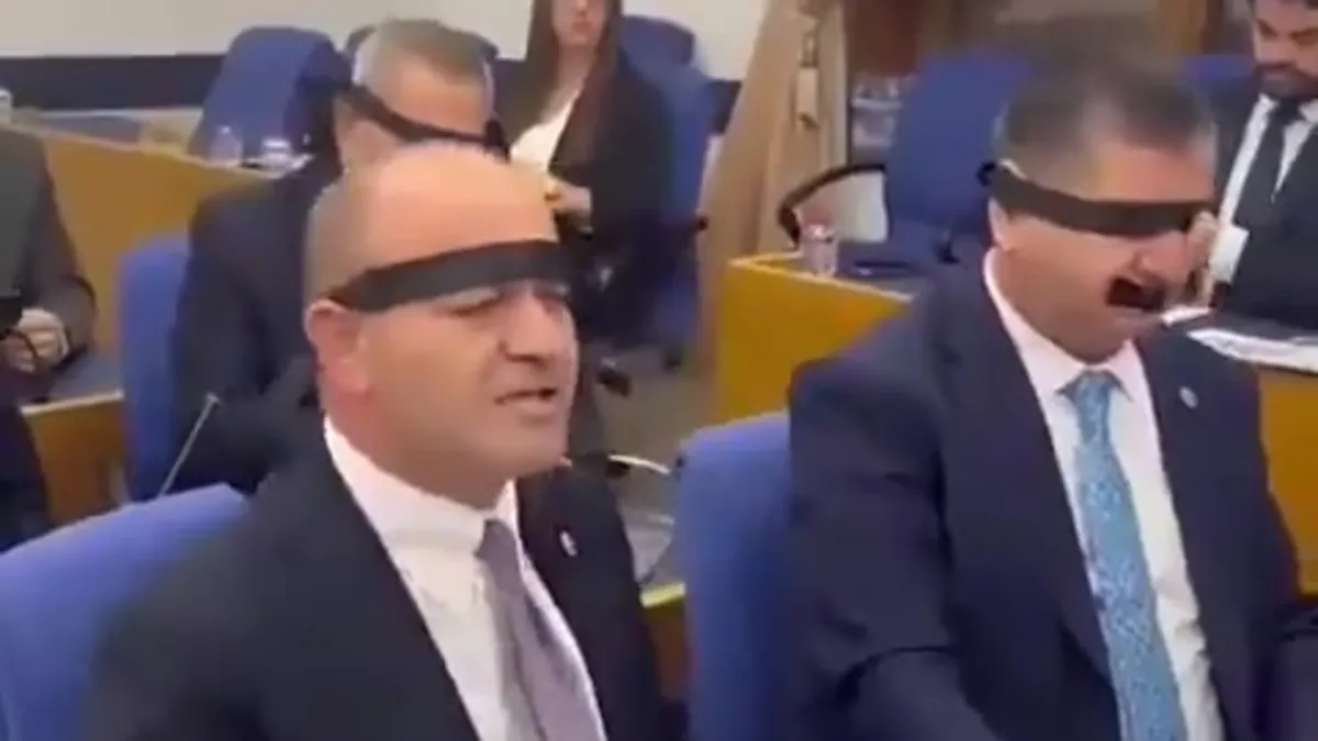 Mecliste siyah bantlı halk tv protestosu yapıldı