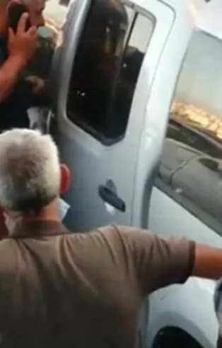 Çanakkale-Eceabat feribotunda skandal görüntüler! Onlarca kişinin ortasında rakı sofrası kurdular