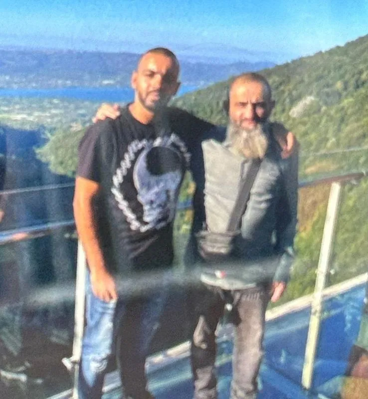 Suikaste uğrayan Filistinli iş isanı (Sol) ve babası (sağ)