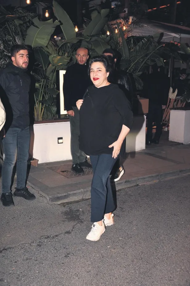 ibrahim-celikkol-ile-bes-yillik-evliligini-noktalayan-mihre-mutu-yeni-bir-sayfa-acti-1669591726296.jpeg İbrahim Çelikkol ile beş yıllık evliliğini noktalayan Mihre Mutu yeni bir sayfa açtı-12