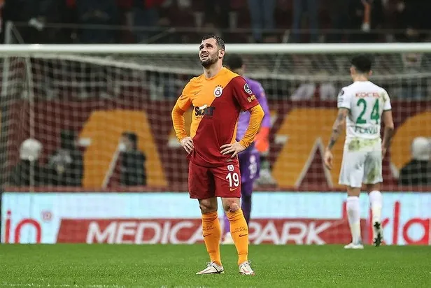 galatasarayda-husran-devam-ediyor-giresunspora-evinde-kaybedince-taraftar-stadi-istifa-sesleriyle-yikti-1641674698331.jpeg Galatasaray'da hüsran devam ediyor! Giresunspor'a evinde kaybedince taraftar stadı istifa sesleriyle yıktı-3