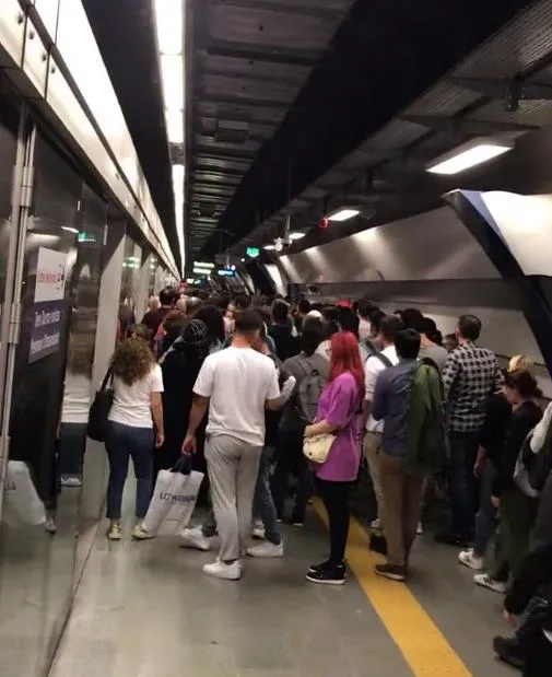 cilekes-istanbul-yorgun-mecidiyekoy-mahmutbey-metrosunda-ariza-nedeniyle-seferler-aksadi-1686599680207.jpeg Çilekeş İstanbul! Mecidiyeköy-Mahmutbey metrosunda arıza: Vatandaşlar mağdur oldu...-2