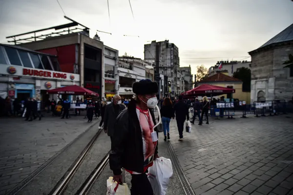 son-dakika-haberi-koronavirus-salgininda-taksimde-bir-turistin-ilginc-kiyafeti-dikkat-cekti-1609137681462.jpg SON DAKİKA HABERİ: Koronavirüs salgınında Taksim'de bir turistin ilginç kıyafeti dikkat çekti-6