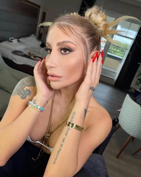 irem-derici-hastalandi-mi-saglik-durumu-nasil-sahne-alacakken-hastaneye-kaldirildi-3-gun-konusmam-dahi-yasak-1690038331191.jpeg İrem Derici hastalandı mı, sağlık durumu nasıl? Sahne alacakken hastaneye kaldırıldı! "3 gün konuşmam dahi yasak..."-3