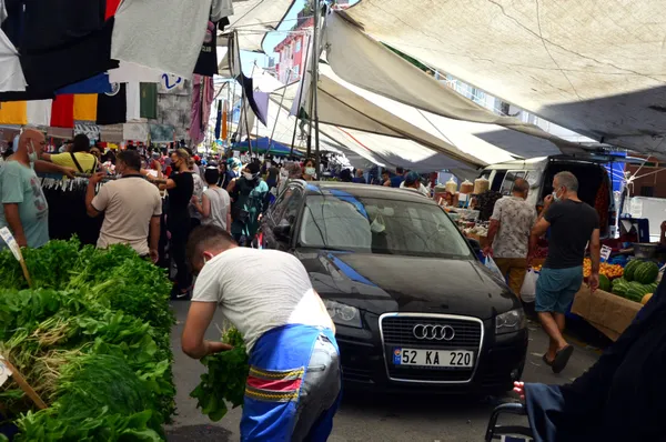 avcilarda-pazar-kurulacak-sokakta-unutulan-otomobil-tasinarak-tezgah-icin-yer-acildi-1625121944817.jpg Avcılar'da pazar kurulacak sokakta unutulan otomobil taşınarak tezgah için yer açıldı-7