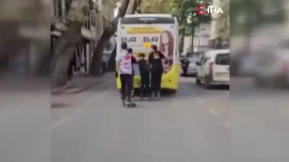 Bursa'da patenli gençlerin otobüsün arkasındaki tehlikeli yolculuğu kameralara yansıdı