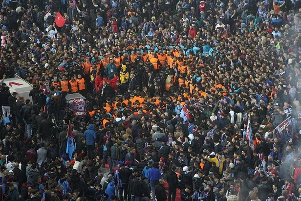 trabzonsporun-muthis-sampiyonluk-kutlamasina-dunyaca-unlu-medya-kuruluslari-lineker-ve-modricde-kayitsiz-kalma-1651617165633.jpeg Trabzonspor'un müthiş şampiyonluk kutlamasına dünyaca ünlü medya kuruluşları Lineker ve Modric'de kayıtsız kalmadı-5