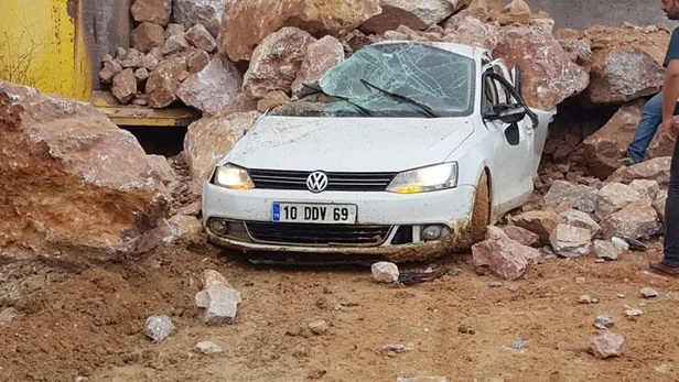 Balıkesir'de feci ölüm! Kamyondan dökülen kayaların altında kaldı-1
