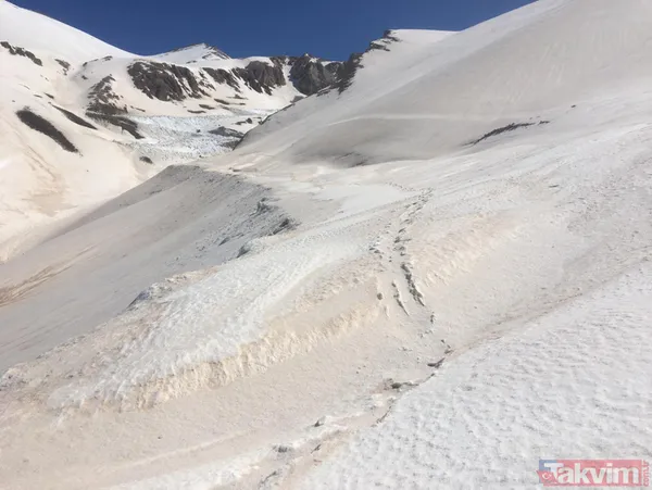 Kar nedeniyle kapalı olan Van-Bahçesaray yolunu açmak için Nisan ortasında ekipler çalışıyor - 14