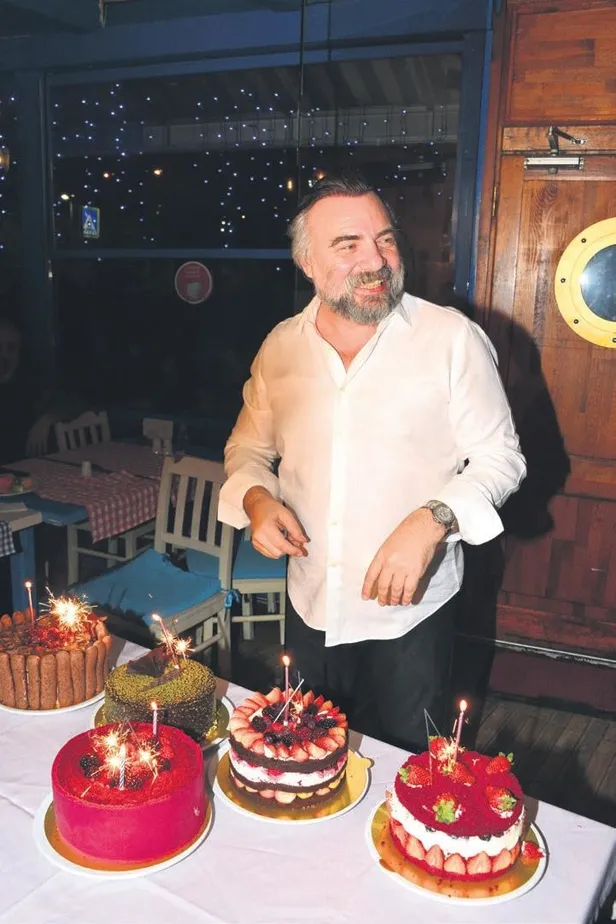 yeni-yasini-sevdikleriyle-kutlayan-oktay-kaynarcadan-sevenlerine-surpriz-haber-atv-ekranlarina-yeni-projeyle-g-1643396619055.jpeg