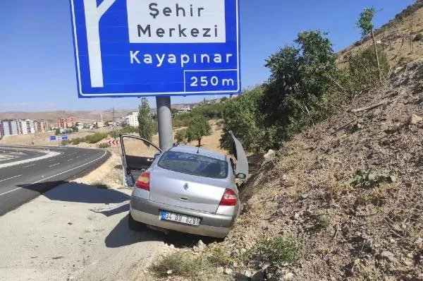 Batman'da feci kaza! Otomobil yön levhasına çarptı sürücü ağır yaralı-3