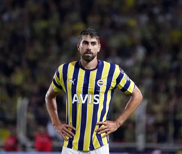 gule-gule-fenerbahcenin-defans-guvencesi-5-1lik-galibiyet-sonrasi-sasirtan-bonservis-1692952447849.jpg