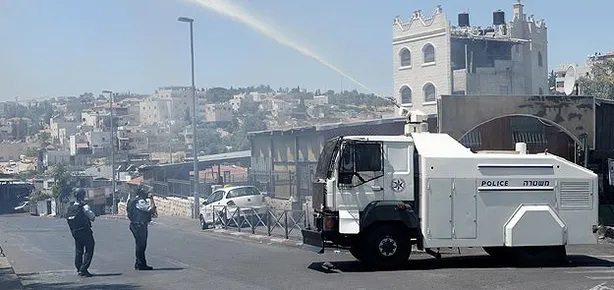 Cuma namazına gidenlere foseptik suyu sıktılar