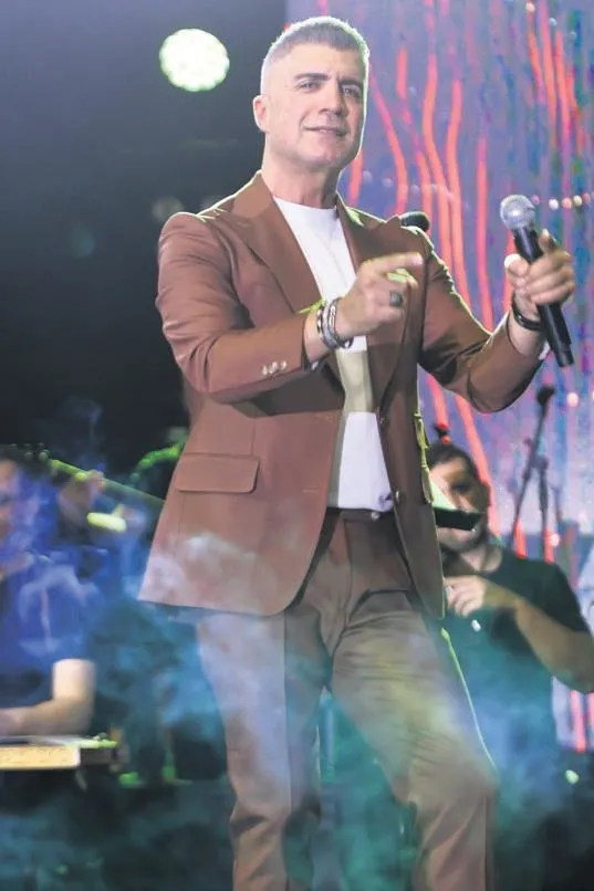 sarkici-alya-guzelligini-gozler-onune-serdi-bodrumda-ruzgar-estirdi-1688068993315.jpeg Şarkıcı Alya güzelliğini gözler önüne serdi! Bodrum'da rüzgar estirdi...-10