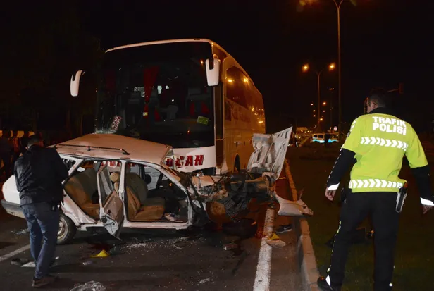 Kırşehir'de yolcu otobüsü otomobile çarptı: 3 ölü-4