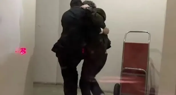 Alkol yüzünden parmakları kesilmişti... Nejat İşler ayakta durmakta zorlandı, dengesini kaybetti, başını yere çarptı-6