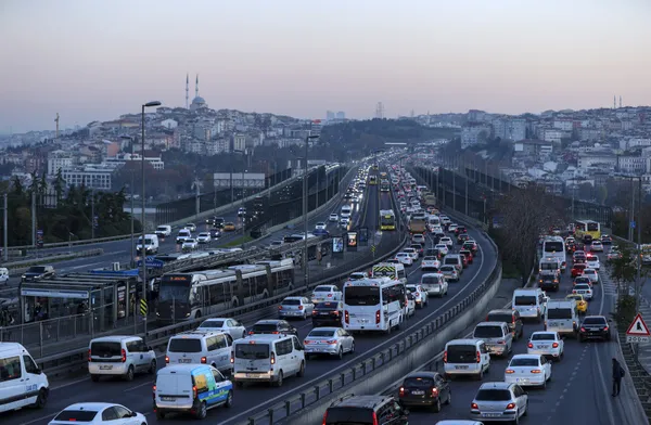 istanbul-trafik-durumu-megakentte-artik-bir-yerden-bir-yere-gitmek-imkansiz-1637907607500.jpg İstanbul trafik durumu! Megakentte artık bir yerden bir yere gitmek imkansız-5