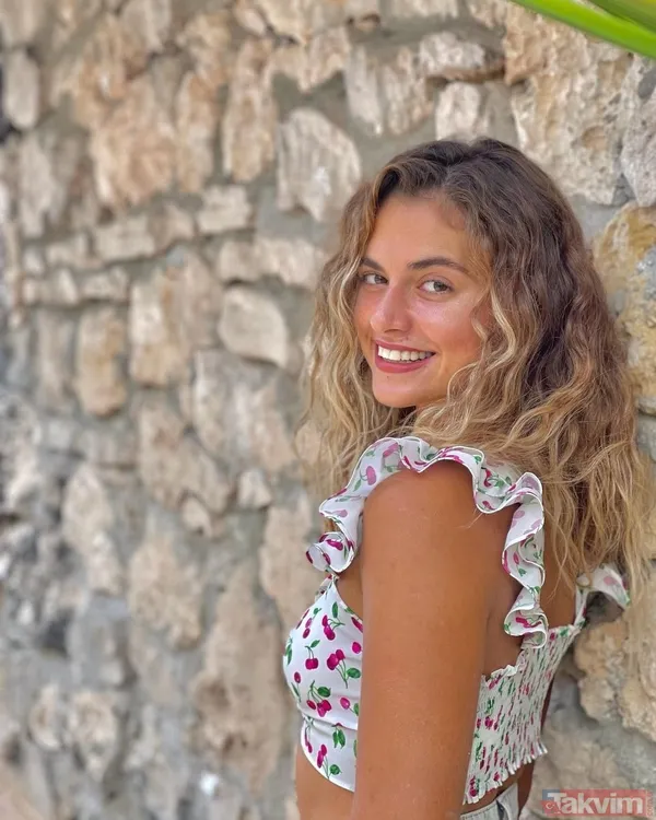 Survivor Batuhan Karacakaya ile yakalanmıştı! Aleyna Çalışkan mini şortunu çekip kendini çimlere attı! Demet Akalın tepkisiz kalmadı - 4