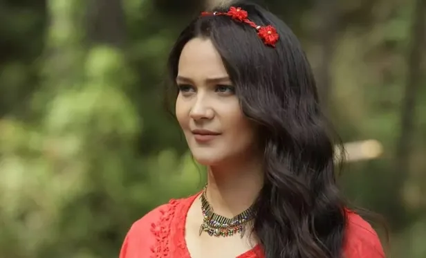 gulsim-ali-ilhanin-yeni-dizisi-ortaya-cikti-gonul-daginin-mulayim-dilekiydi-1656436859514.jpeg