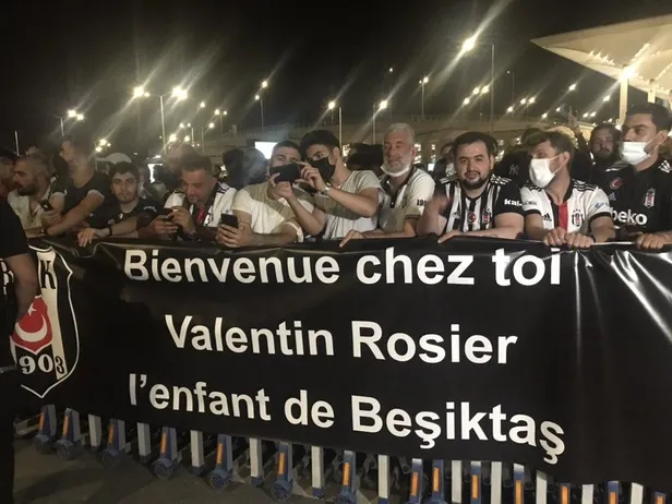 valentin-rosier-besiktas-icin-istanbula-geldi-taraftardan-coskulu-karsilama-1627590899940.jpeg