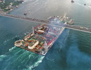 Dünyanın en büyük inşaat gemisi İstanbul Boğazı'ndan geçti