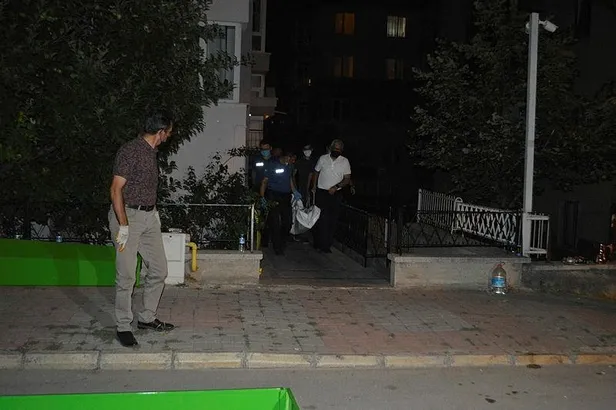 afyonkarahisarda-dehset-bosanma-asamasindaki-karisi-kayinvalidesi-ve-kayinpederini-oldurup-intihar-etti-1628712293041.jpeg Afyonkarahisar'da dehşet! Boşanma aşamasındaki karısı, kayınvalidesi ve kayınpederini öldürüp intihar etti-4