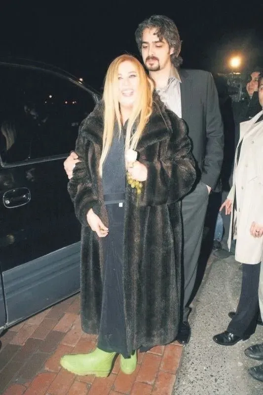 ender-sarac-zerrin-ozere-6-ayda-33-kilo-verdirdi-60-yasinda-109-kilodan-40-bedene-indi-tekerlekli-sandalyeye-m-1701781929074.jpeg 60'lık sanatçı 109 kilodan 76'ya indi! 6 ayda 33 kilo verdiren Zerrin Özer diyeti! Ender Saraç'ın sihirli kürü-13