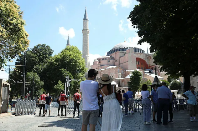 Ayasofya Camisine yoğun ilgi! Yerli ve yabancı turist yağdı