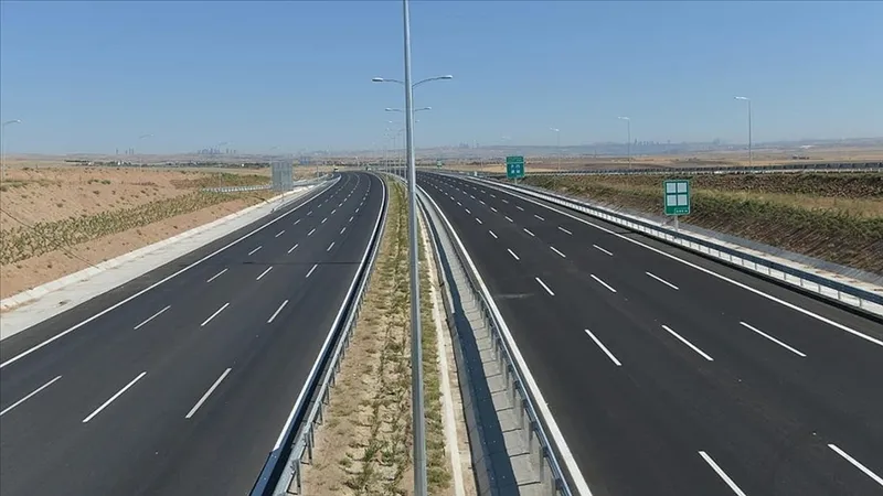 yol-kenarindaki-beyaz-levha-bakin-ne-ise-yariyor-1708152397456.jpg Yol kenarındaki beyaz levha bakın ne işe yarıyormuş-3