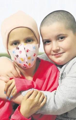 Kansere yakalanan arkadaşı üzülmesin diyen saçlarını kazıtan küçük kız duygulandırdı