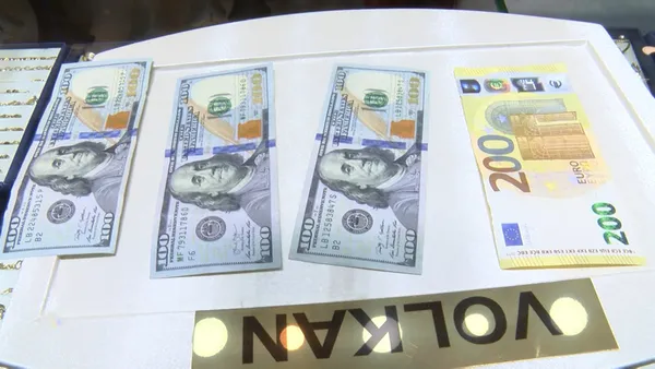 istanbul-kucukcekmecede-kuyumcunun-800-bin-lira-dolandirildigi-anlar-kamerada-1624616486611.jpg İstanbul Küçükçekmece'de kuyumcunun 800 bin lira dolandırıldığı anlar kamerada-5