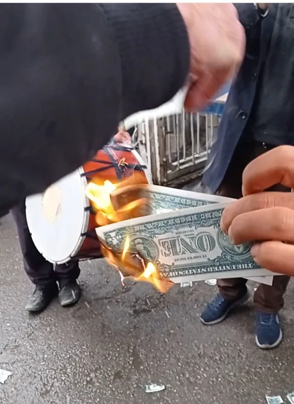 son-dakika-dolar-cakildi-malatyada-kayisici-esnafi-dolarlari-yakti-1640079478638.jpg