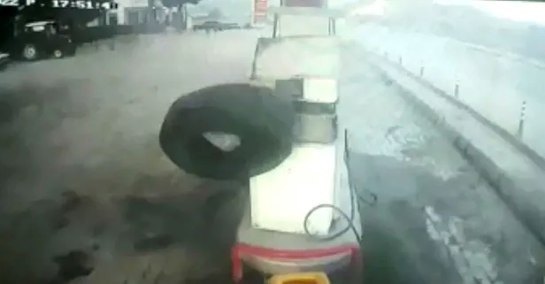 Faciadan dönüldü! TIR'ın fırlayan tekeri akaryakıt istasyonunda pompaya çarptı
