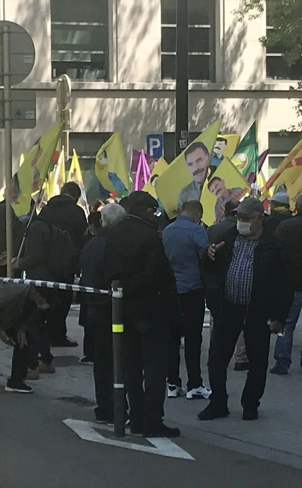 teror-orgutu-pkk-yandaslari-brukselde-turkiye-aleyhine-eylem-yapti-1622297115029.jpg Terör örgütü PKK yandaşları Brüksel'de Türkiye aleyhine eylem yaptı-4