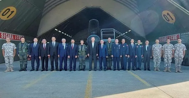 Başkan Erdoğan Merzifon 5. Ana Jet Üssü’nde Amasya protokolü ve pilotları ziyaret ederek hatıra fotoğrafı çekildi