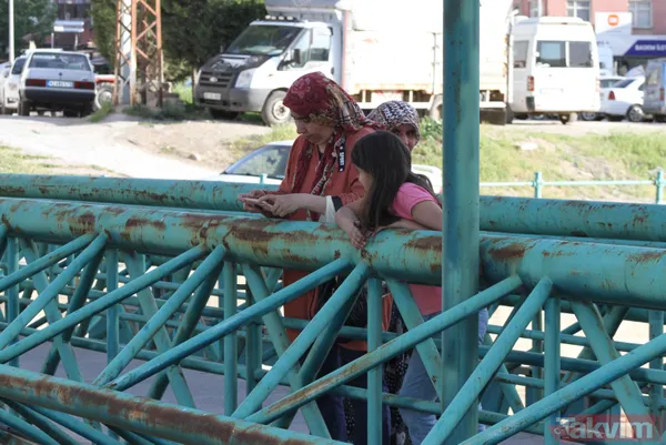 Konya Beyşehir'de vatandaşlar film izler gibi tatlı su yılanlarının akıntıya karşı mücadelelerini izliyor - 8