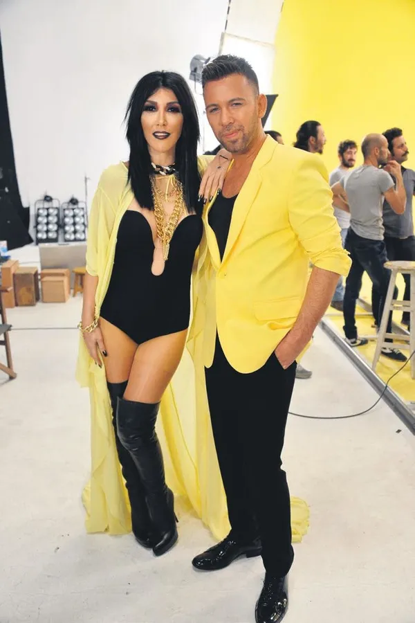 Defne Samyeli'nin 17 yaşındaki kızı Derin, liseyi bitirdi: Kıyafeti olay oldu-2